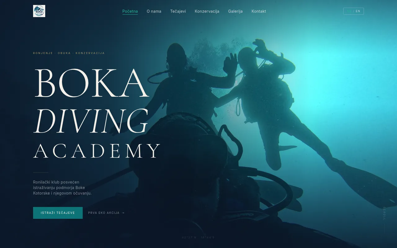Početna strana sajta Boka Diving Academy — naziv akademije preko podvodne fotografije ronjenja, sa bilingvalnom navigacijom.